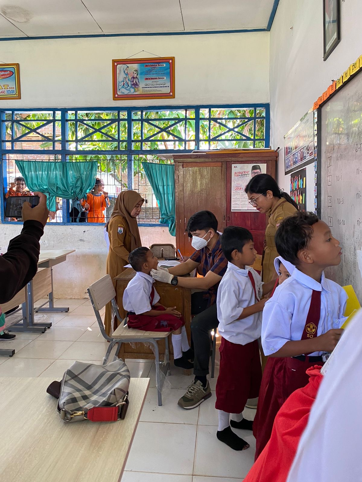 Pemeriksaan Gigi Anak di SD 001 Polewali Mandar oleh Mahasiswa Akper YPPP Wonomulyo Pemeriksaan Gigi Anak di SD 001 Polewali Mandar oleh Mahasiswa Akper YPPP Wonomulyo