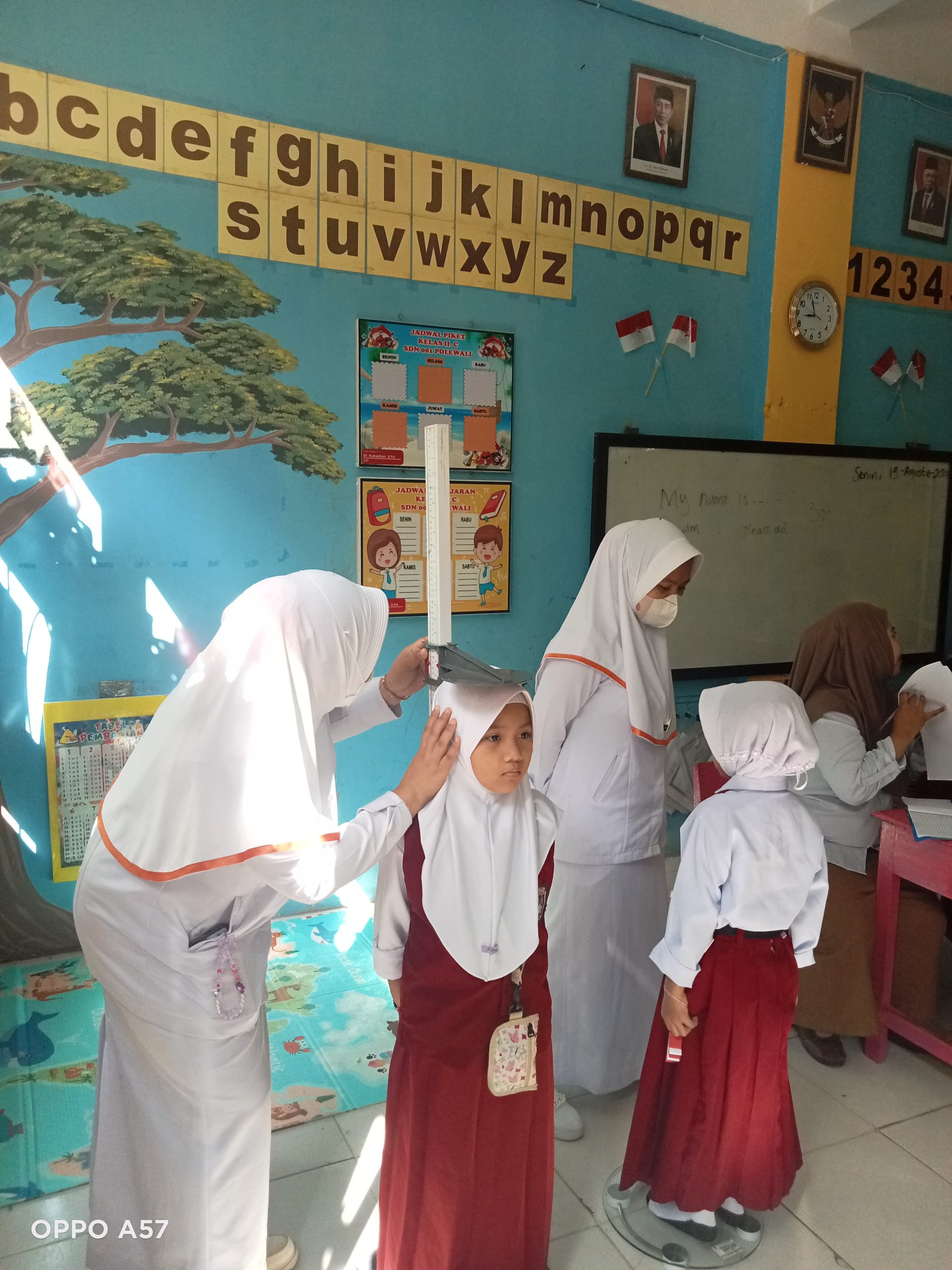 Pemeriksaan Tumbuh Kembang Anak di SDN No.001 Polewali oleh Mahasiswa Akper YPPP Wonomulyo