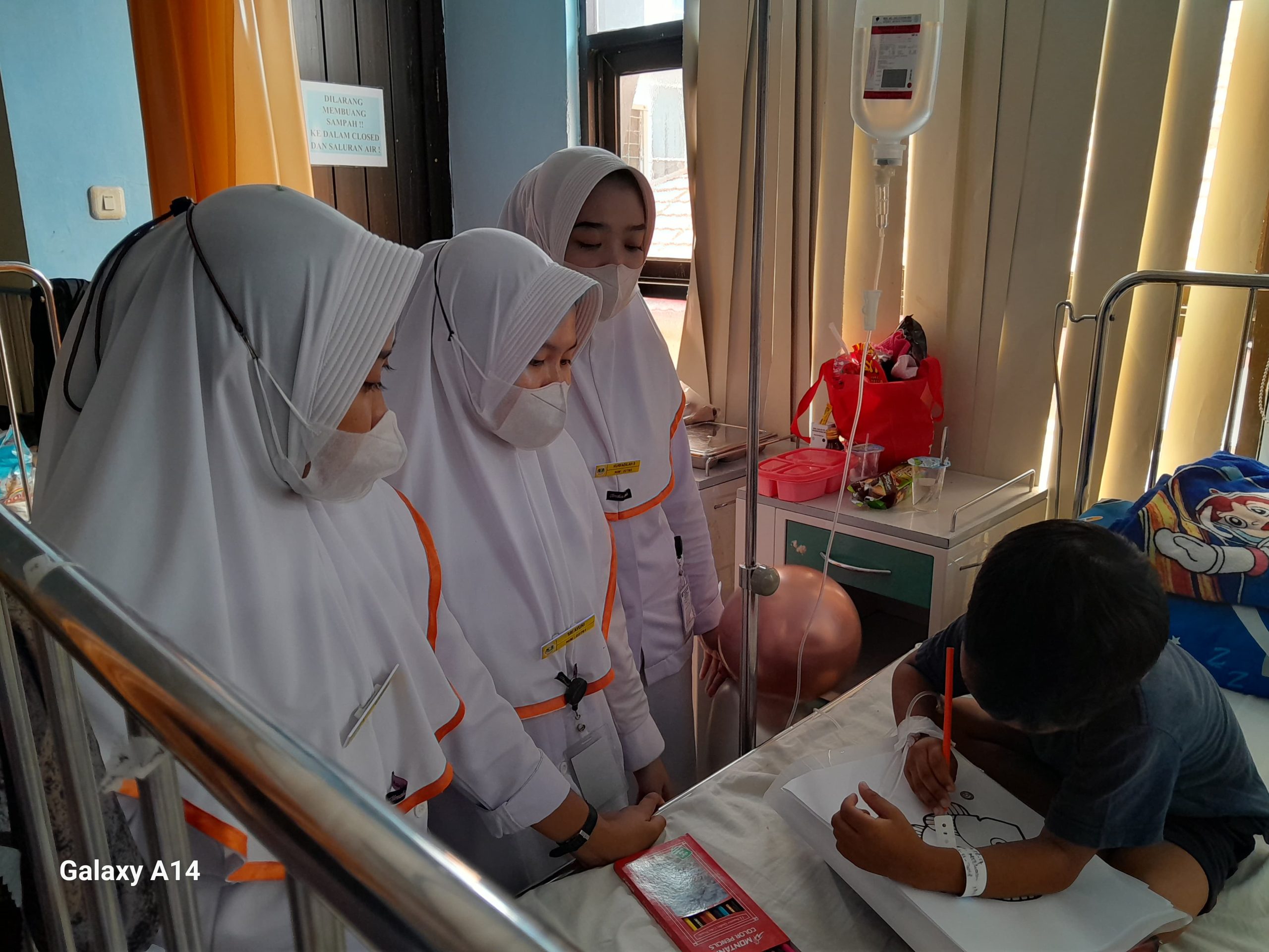 Mahasiswa Akper YPPP Wonomulyo Terapkan Terapi Bermain di RS Hj. Andi Depu