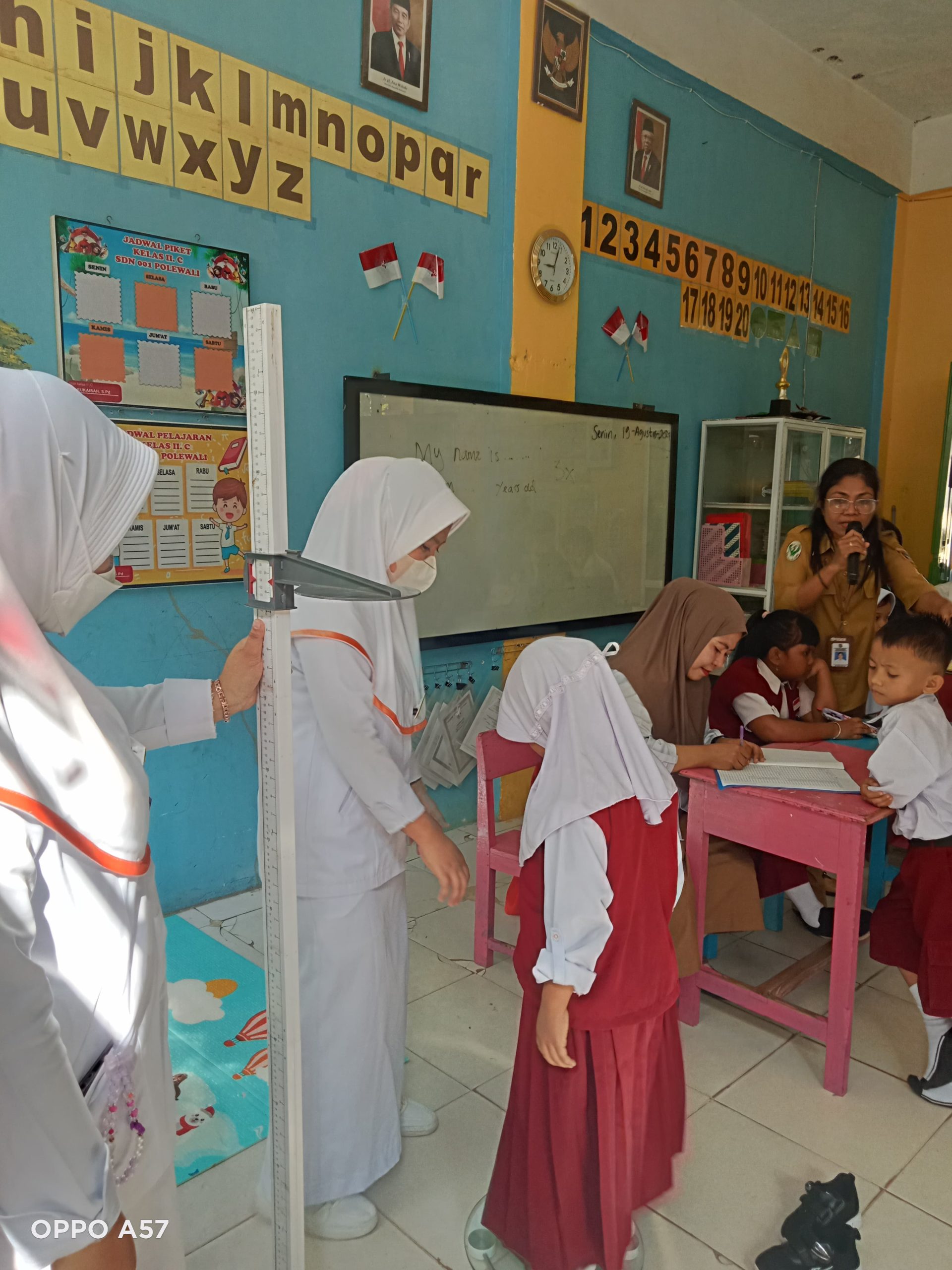 Kolaborasi Mahasiswa Akper YPPP Wonomulyo dan Puskesmas Massenga dalam Pemeriksaan Tumbuh Kembang Anak di SDN No.001 Polewali