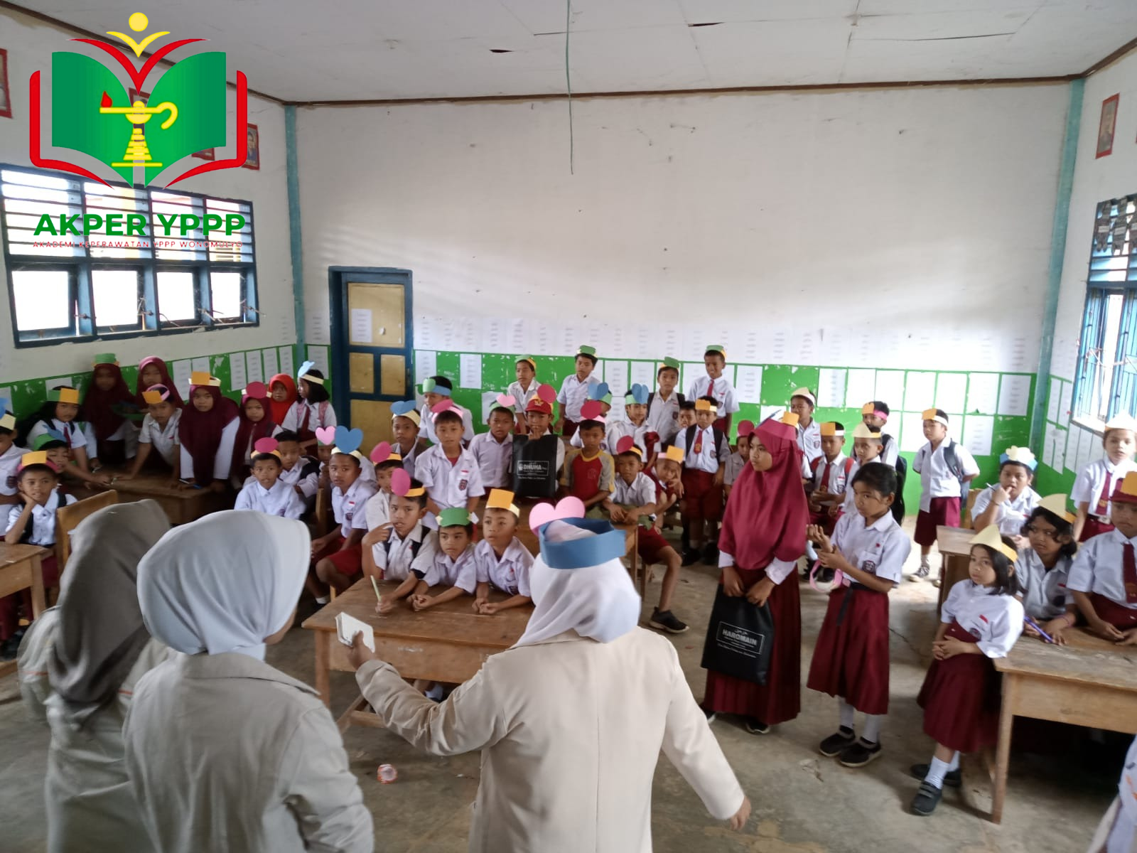 Mahasiswa akper melakukan kegiatan PHBS di desa karombang