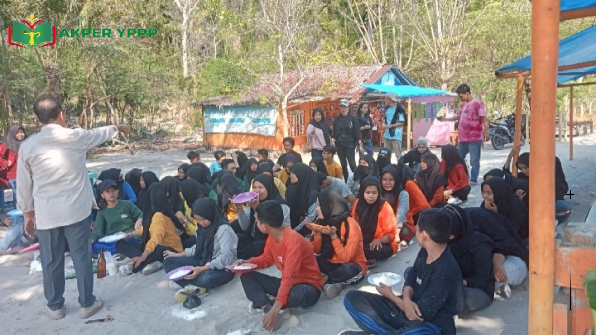 Kegiatan Bina Akrab Mahasiswa Baru Akper YPPP Wonomulyo di Pantai Palippis