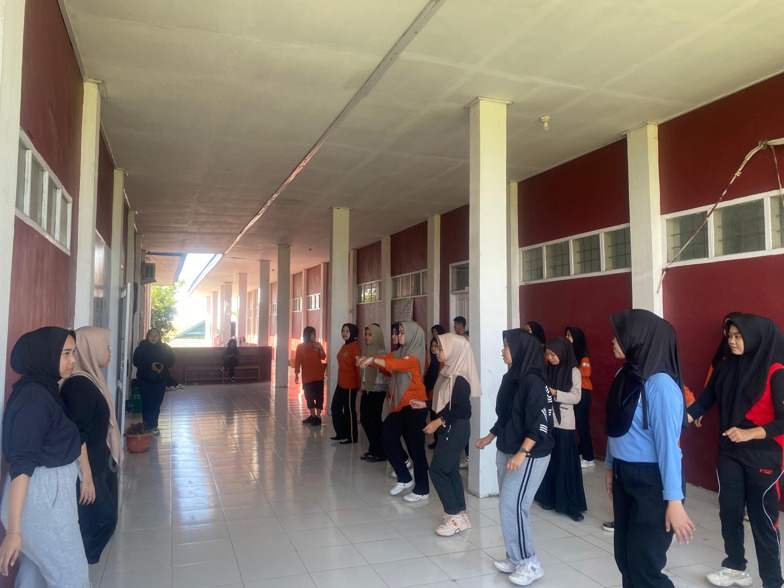 Mahasiswa Akper YPPP Wonomulyo Rutin Lakukan Senam Bersama Setiap Jumat
