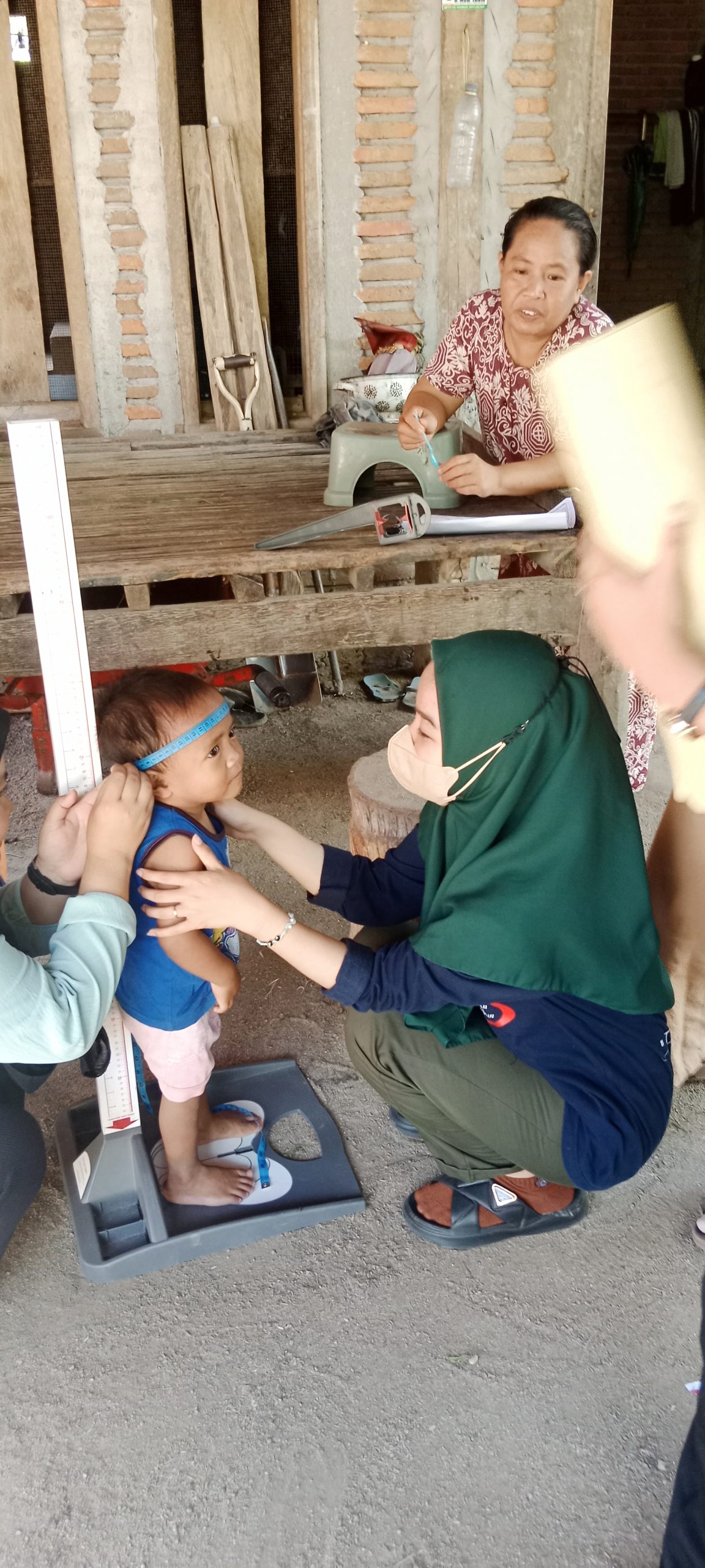 Mahasiswa AKPER YPPP Wonomulyo Lakukan Penimbangan Anak Stunting di Desa Rumpa