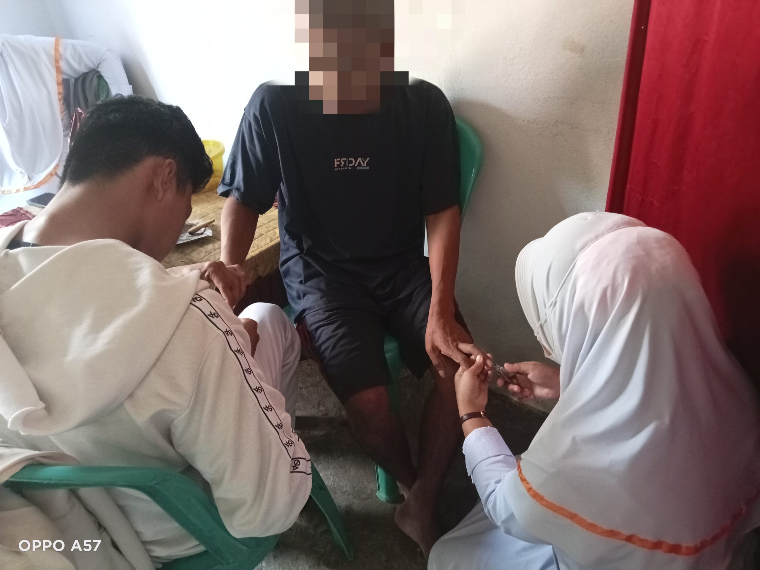 Mahasiswa Akper YPPP Wonomulyo Bantu dan mengajari Pasien ODGJ untuk Penuhi Kebutuhan Personal Hygiene. Mahasiswa Akper YPPP Wonomulyo Bantu dan mengajari Pasien ODGJ untuk Penuhi Kebutuhan Personal Hygiene.