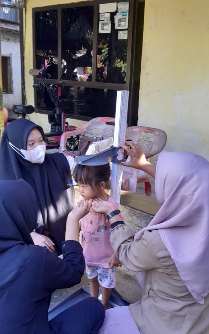 Mahasiswa Akper YPPP Wonomulyo Lakukan Pengukuran Antropometri pada Anak di Desa Rumpa