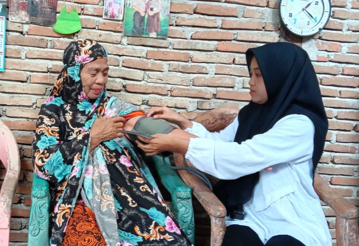 Mahasiswa Akper YPPP Wonomulyo Lakukan Kunjungan Kesehatan ke Rumah Warga Mahasiswa Akper YPPP Wonomulyo Lakukan Kunjungan Kesehatan ke Rumah Warga